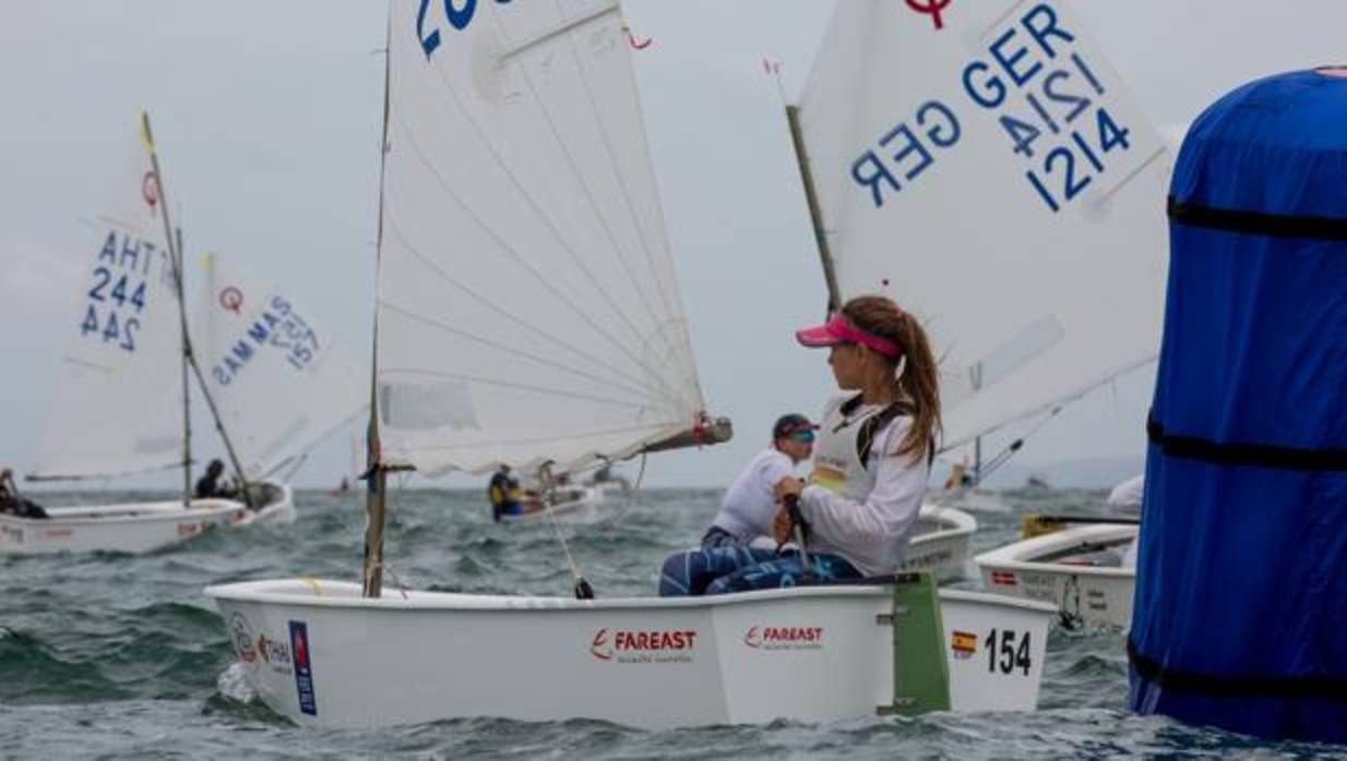 María Perelló, líder en féminas a falta de una jornada en el Mundial Optimist