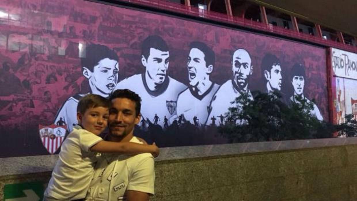 Jesús Navas posa con su hijo en el mural del Sánchez-Pizjuán