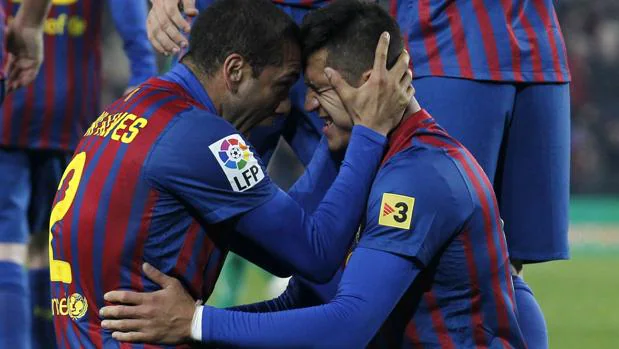Dani Alves y Alexis Sánchez celebran un gol cuando militaban en el Barcelona
