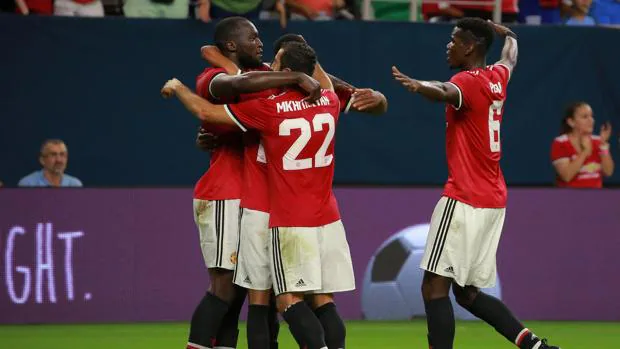Los jugadores del Manchester United celebran uno de los dos goles que anotaron durante el encuentro