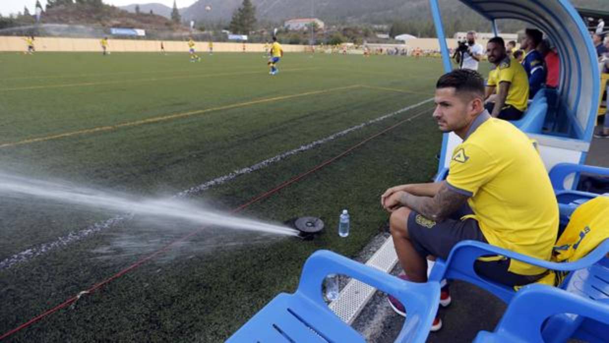 Vitolo, en el banquillo, durante un amistoso de Las Palmas