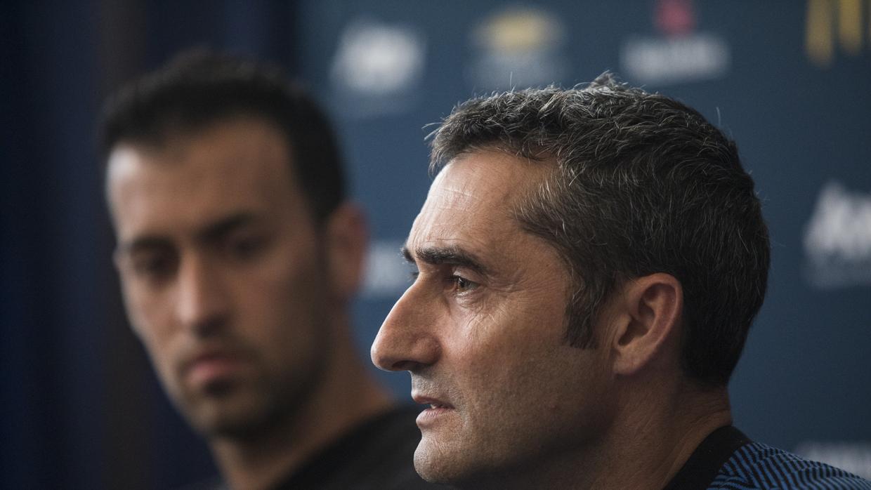 Ernesto Valverde y Sergio Busquets durante la rueda de prensa perevia al partido ante la Juventus