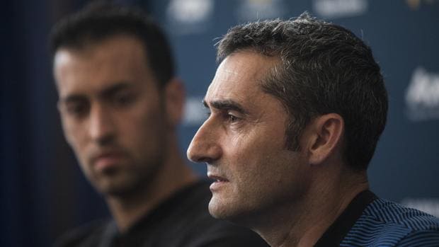 Ernesto Valverde y Sergio Busquets durante la rueda de prensa perevia al partido ante la Juventus
