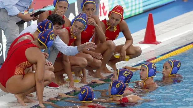 El seleccionar español de waterpolo femenino, Miki Oca, da instrucciones a sus jugadoras