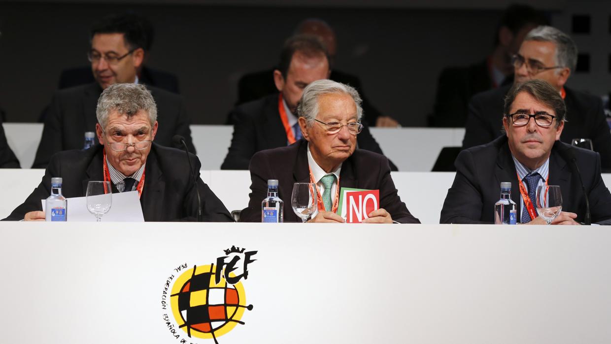 Ángel María Villar, Juan Padrón y Jorge Pérez, durante la asamblea de la Federación en marzo de 2016