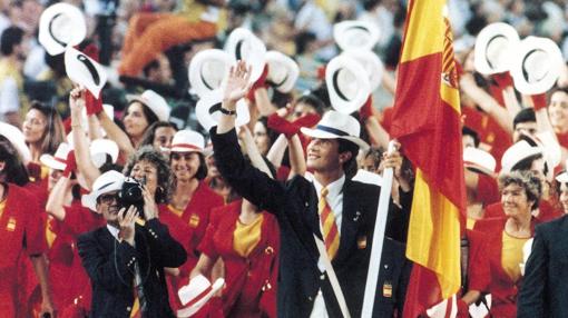 El Rey Felipe VI fue abanderado de España en la inauguración