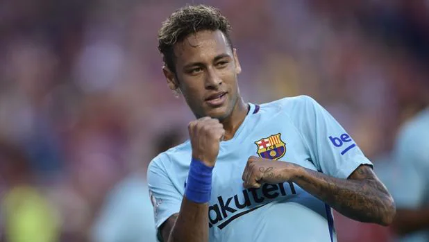 Neymar celebra el gol que le marcó al Manchester United durante la primera parte del partido