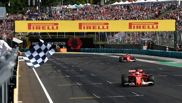 Sebastian Vettel cruza la meta como vencedor del GP de Hungría