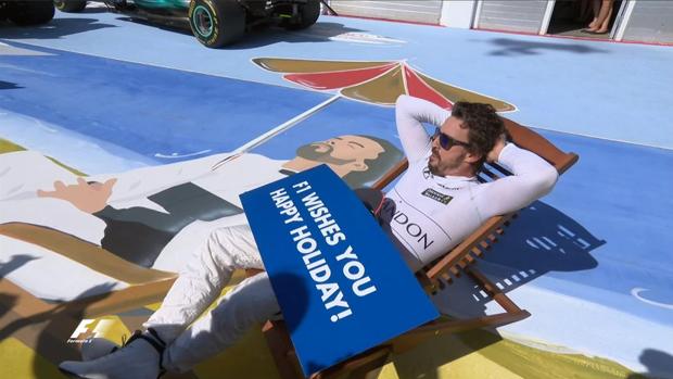 Fernando Alonso, tumbado en el pit lane de Hungaroring
