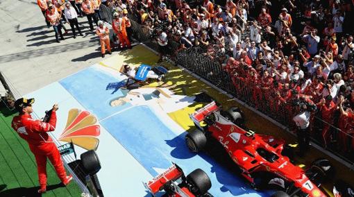 Vettel, en el podio, y Alonso, en la tumbona