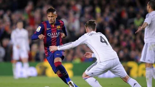 Neymar y Ramos durante un clásico