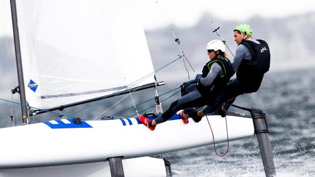 Echávarri y Pacheco estrenan barco con foils y lideran el Europeo de Nacra 17