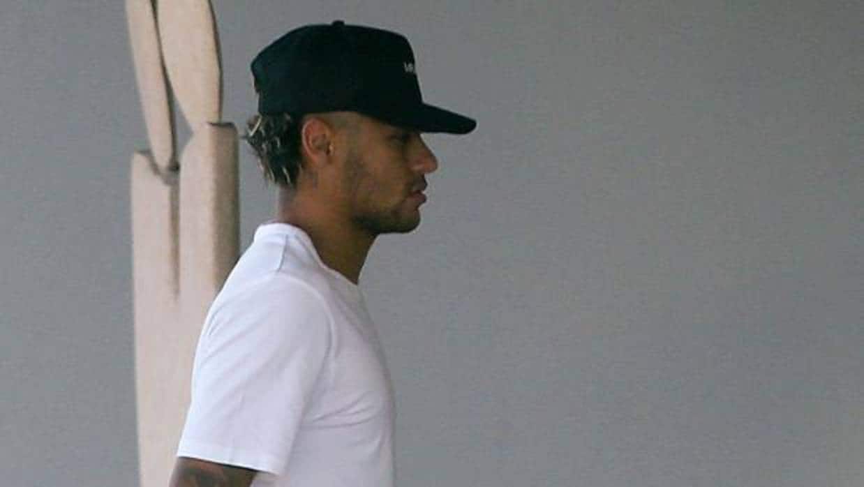 El futbolista brasileño Neymar llega a un aeropuerto cercano a Oporto