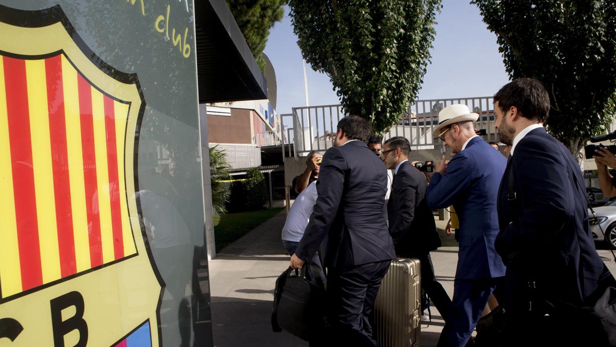 Los abogados de Neymar llegando al Camp Nou