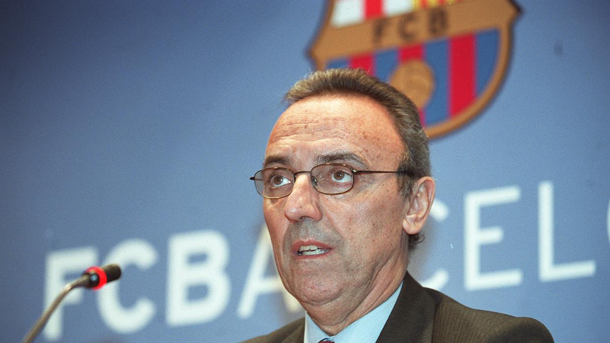 Joan Gaspart durante una rueda de prensa con el escudo del Bacelona de fondo