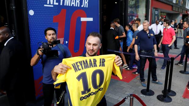 Fiebre por Neymar en su primer día en París