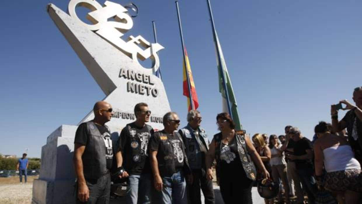 Admiradores y amigos despiden a Ángel Nieto en el Circuito de Jerez