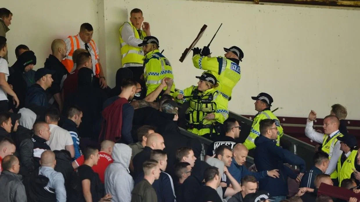 Aficionados alemanes se enfrentan a la policía inglesa en el estadio del Burnely