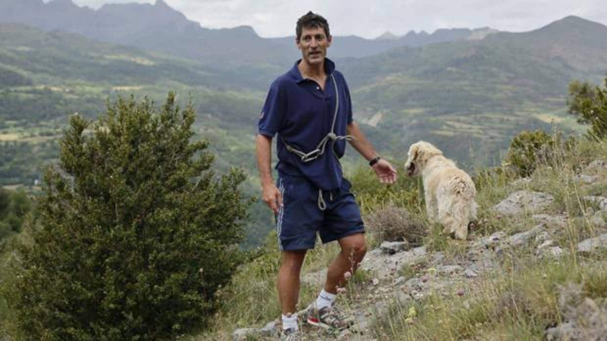 Billabona pasea con su perro por Hoz de Jaca