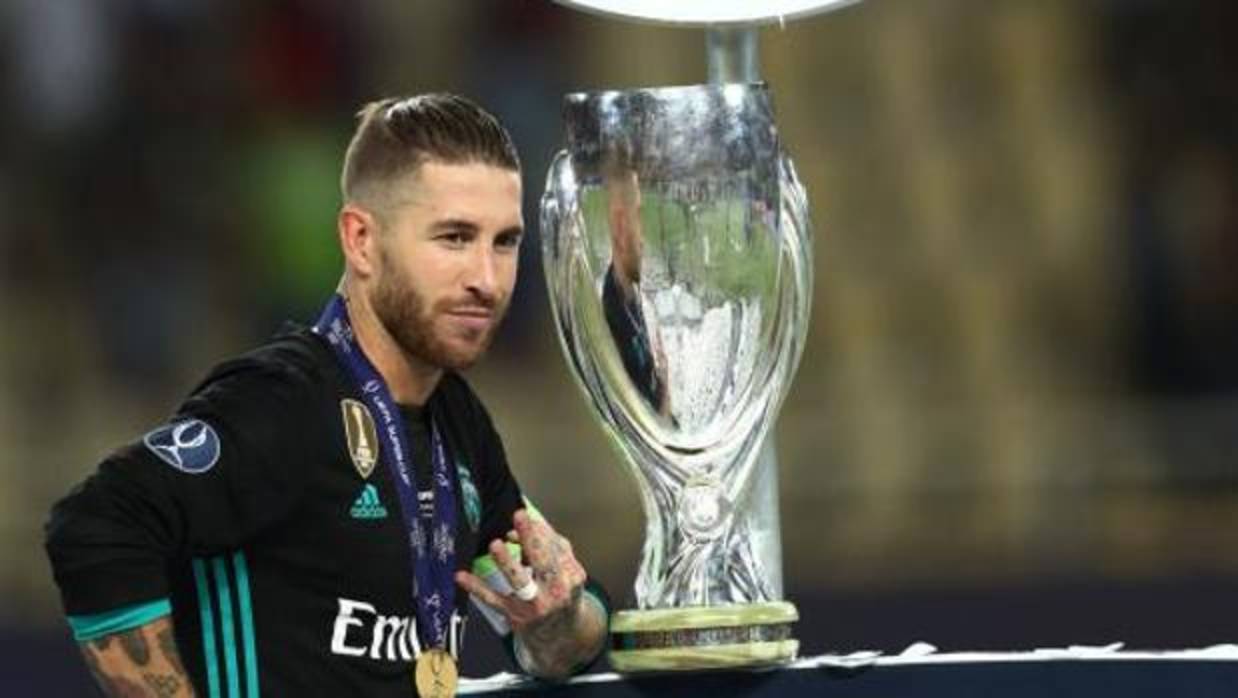 Sergio Ramos posa con el trofeo de la Supercopa de Europa