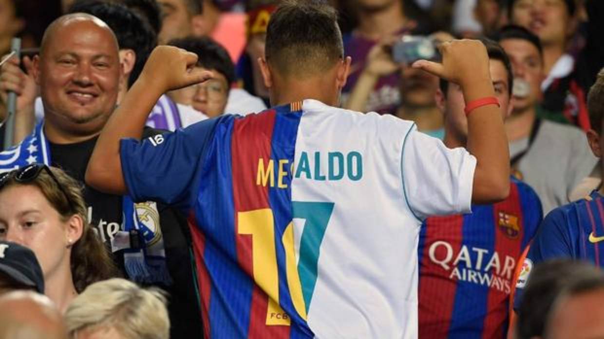 El joven aficionado muestra la extraña camiseta