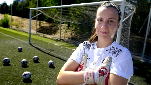 Elena Fernández, del Adarve, primera preparadora de porteros del fútbol español