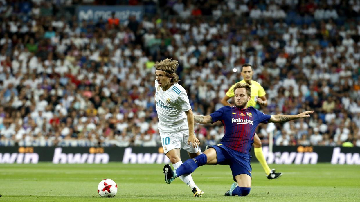 Modric y Rakitic pelean por un balón