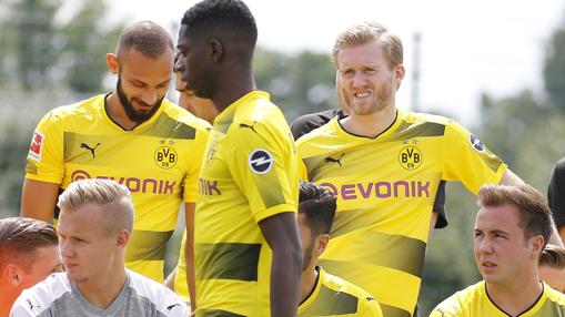 Dembélé con sus compañeros del Dortmund