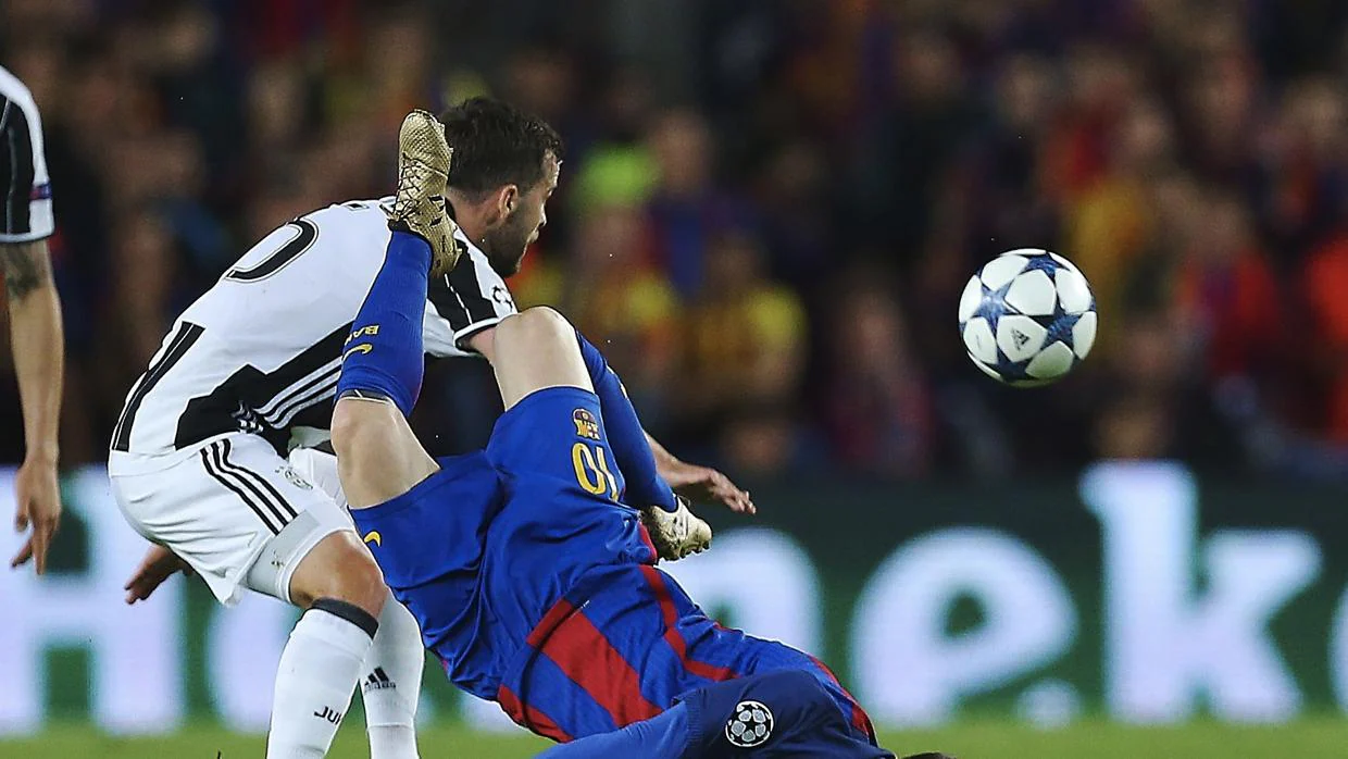 Messi cae al suelo tras una entrada de Dani Alves