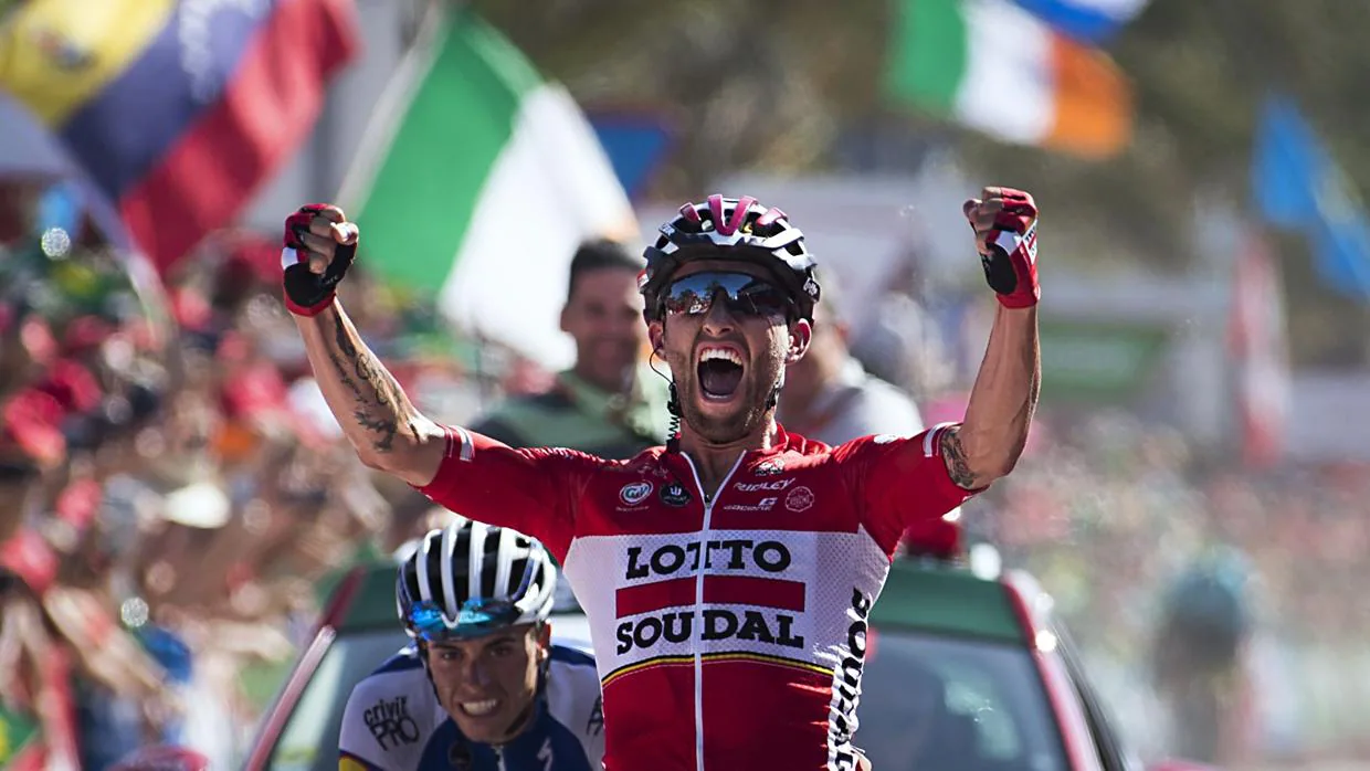Enric Mas, en un segundo plano durante la etapa 6 de la Vuelta a España