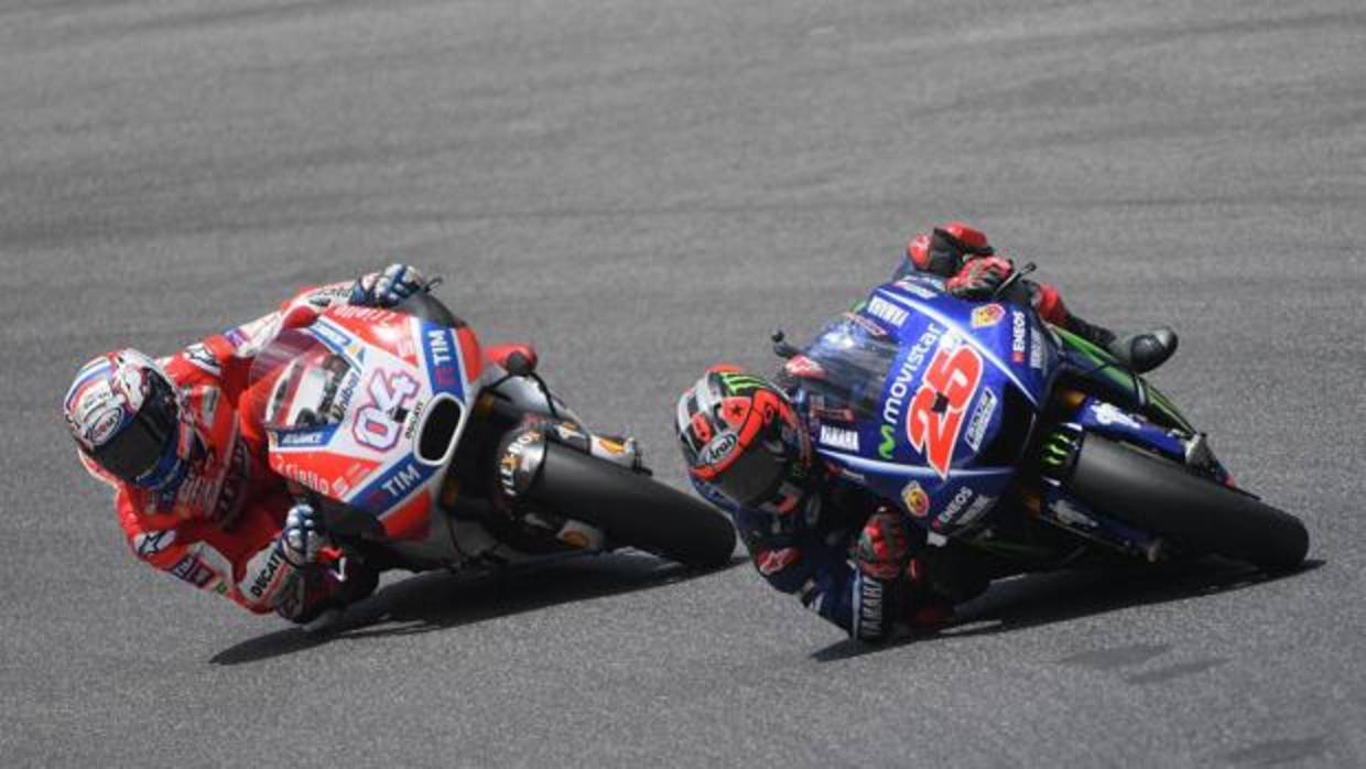 Maverick Viñales, con Andrea Dovizioso en pista