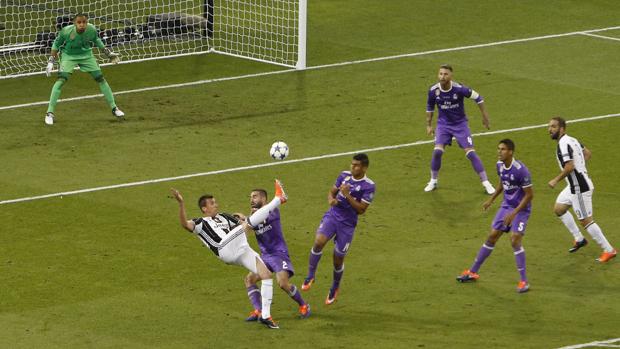 El gol de Mandzukic en la final de Champions, el mejor del año