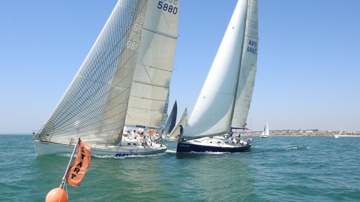 Nueva entrega de las Ligas de Crucero y Catamarán en la bahía gaditana