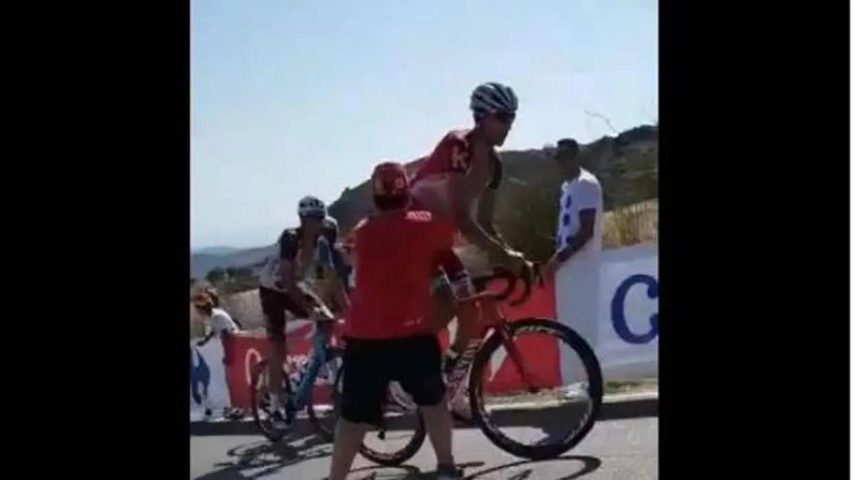 El incalificable empujón de un aficionado a un ciclista de la Vuelta