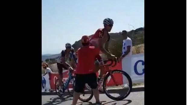 El incalificable empujón de un aficionado a un ciclista de la Vuelta