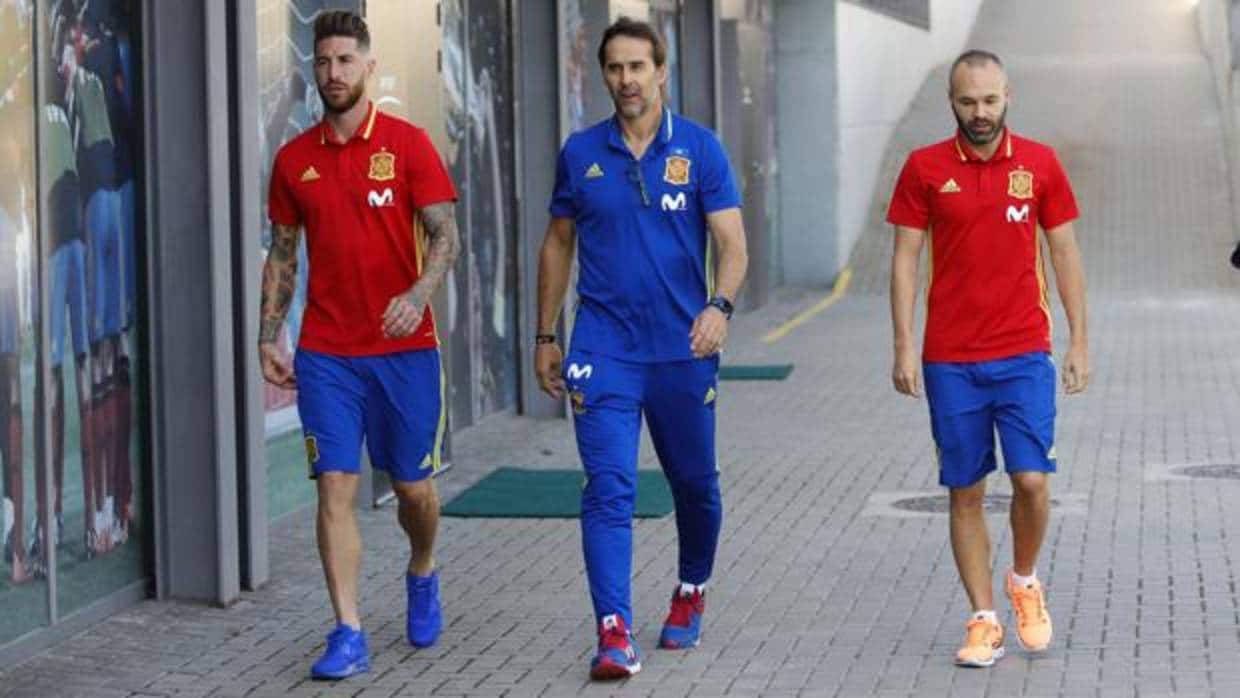 Ramos, Iniesta y Lopetegui se dirigen a la rueda de prensa