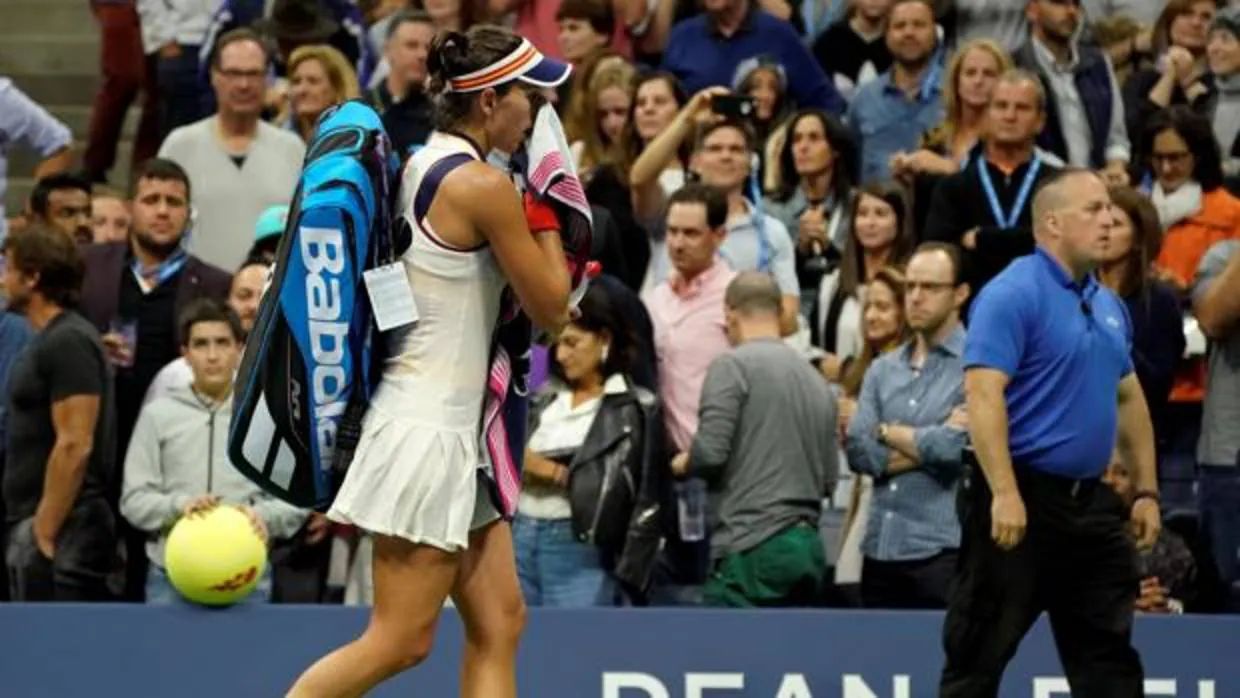 La tenista española Garbiñe Muguruza abandona la pista tras ser eliminada en octavos por Petra Kvitova