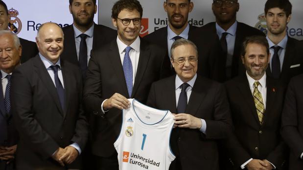 Florentino Pérez presenta a la nueva «compañera» del Real Madrid de baloncesto