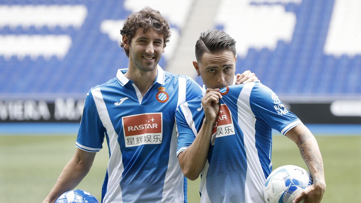 Sergio García se besa el escudo de la camiseta junto a Granero el día de su presentación