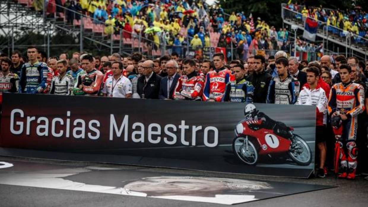 El minuto de silencio en Brno en homenaje a Ángel Nieto