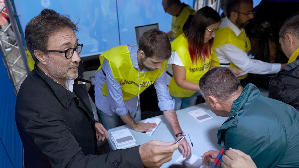 Agustí Benedito recogiendo firmas antes de la disputa del partido ante el Español