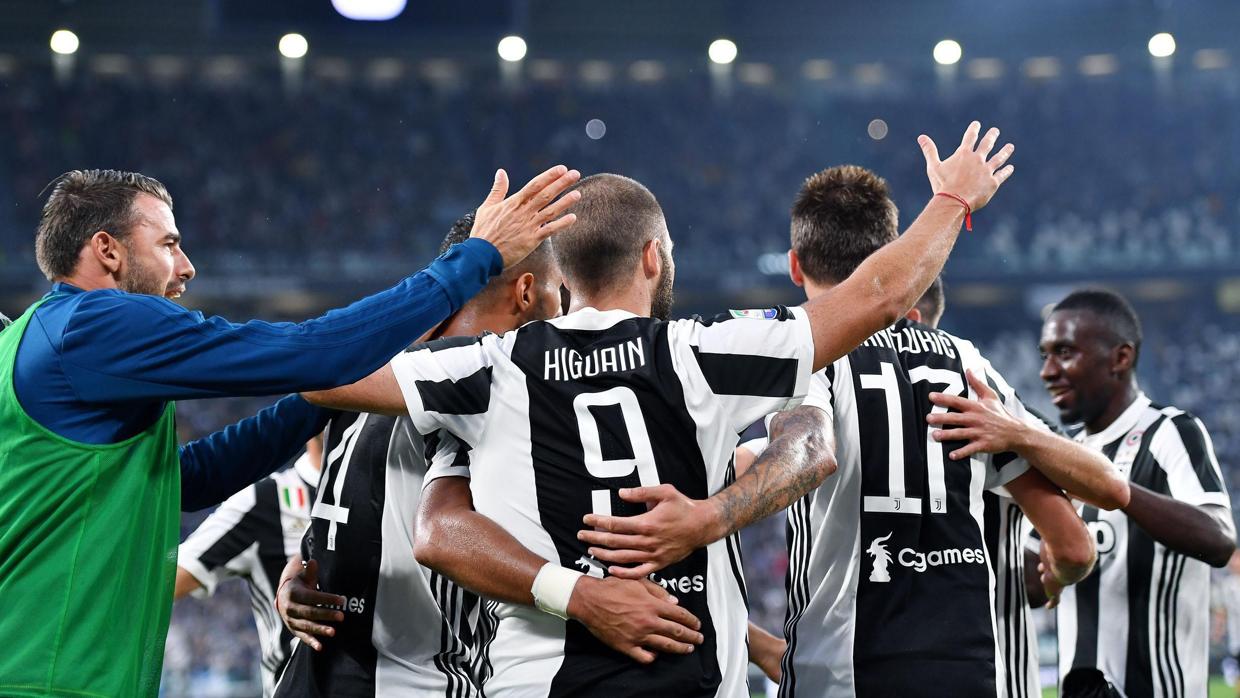 Los jugadores de la Juventus celebrando el gol de Higuain