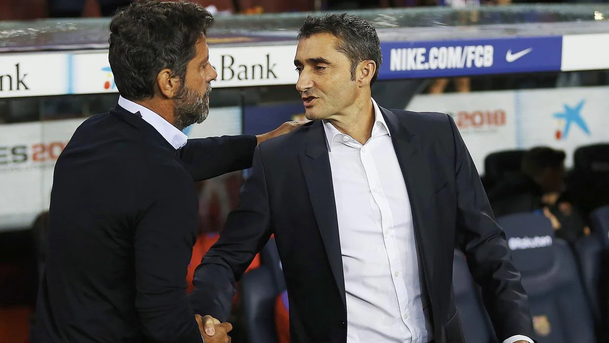 Ernesto Valverde y Quique Sánchez Flores se saludan antes del comienzo dle partido