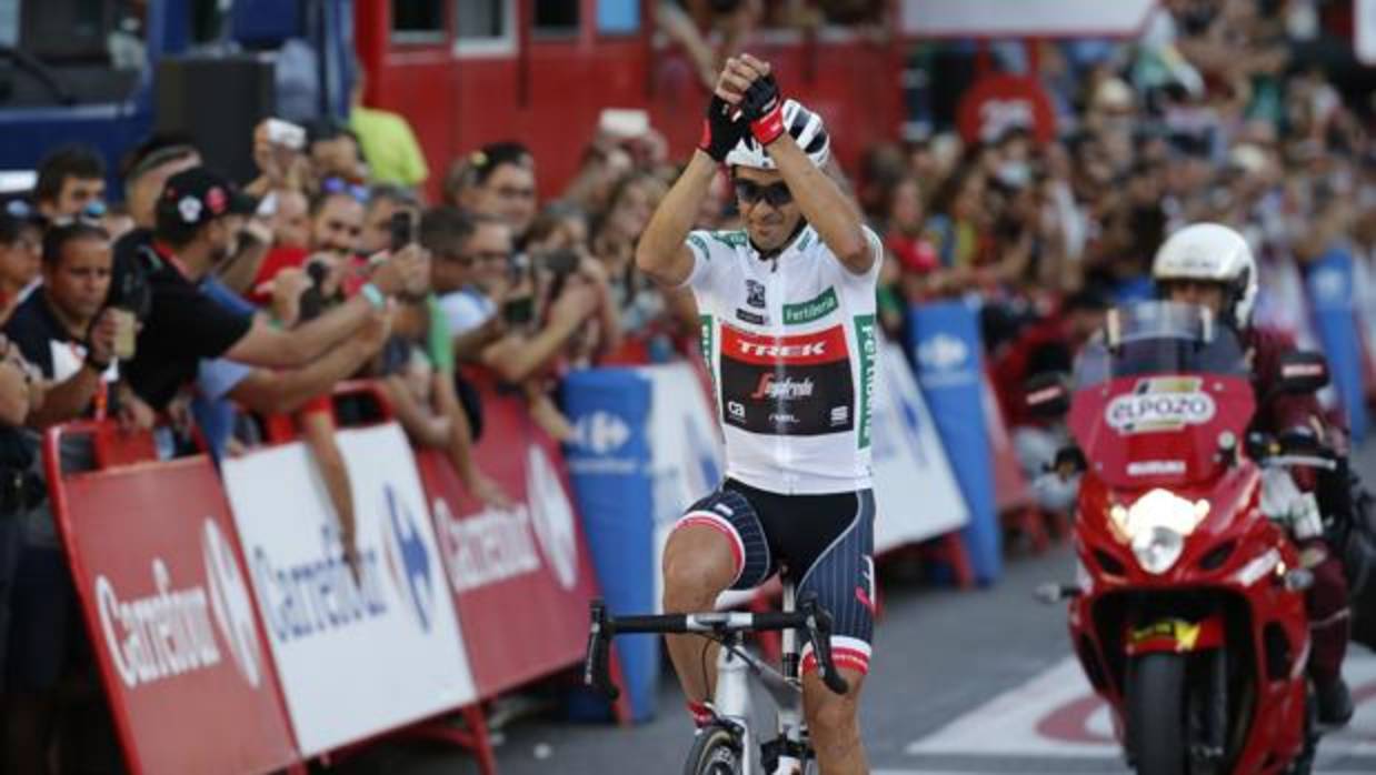 Alberto Contador agradece el cariño del público en las calles de Madrid
