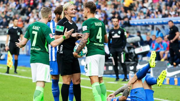 Bibiana Steinhaus arbitró su primer partido en Bundesliga