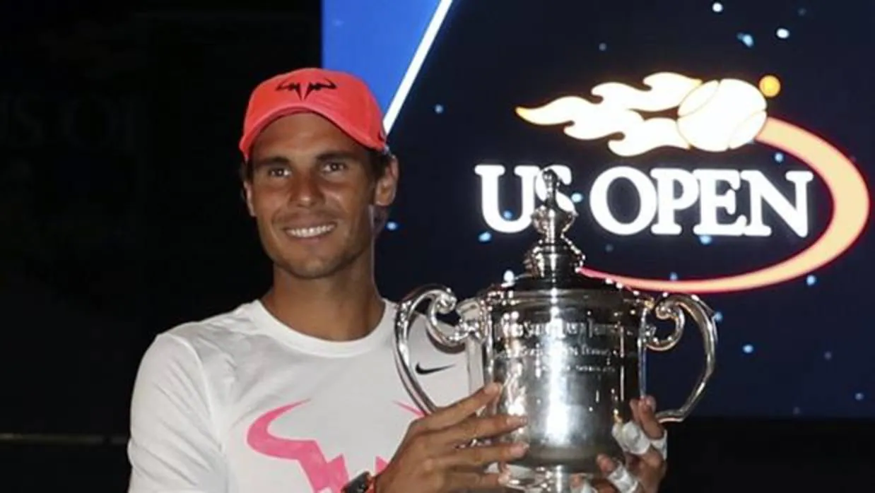 Rafa Nadal posa el trofeo de su decimosexto grande de su carrera