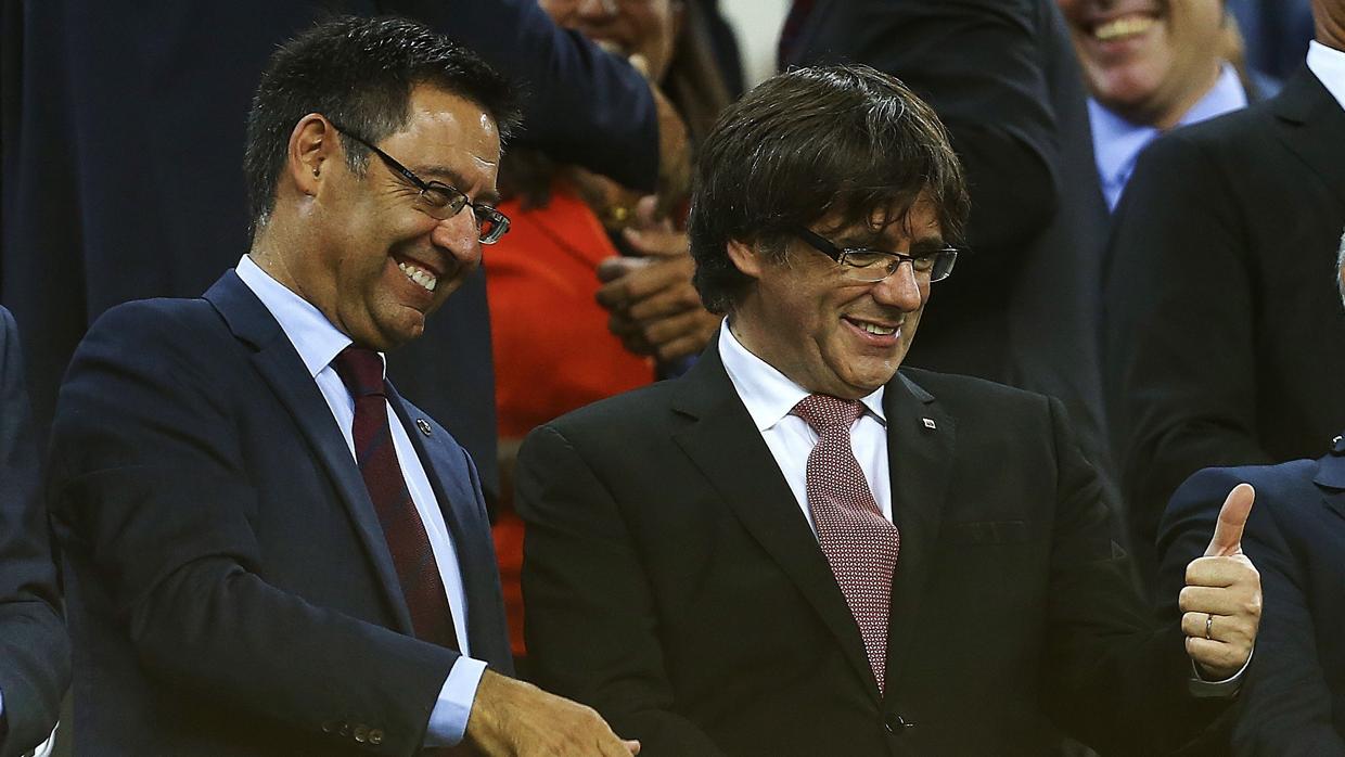 Bartomeu junto al presidente de la Generalitat, Carles Puigdemont