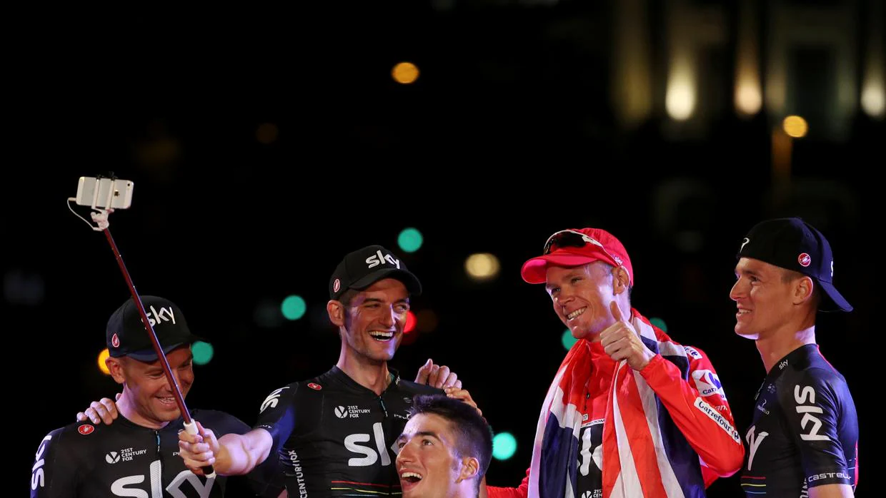 Froome, con sus compañeros del Sky, tras coronarse en la Vuelta