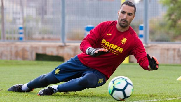 Asenjo vuelve a entrenar más de seis meses después