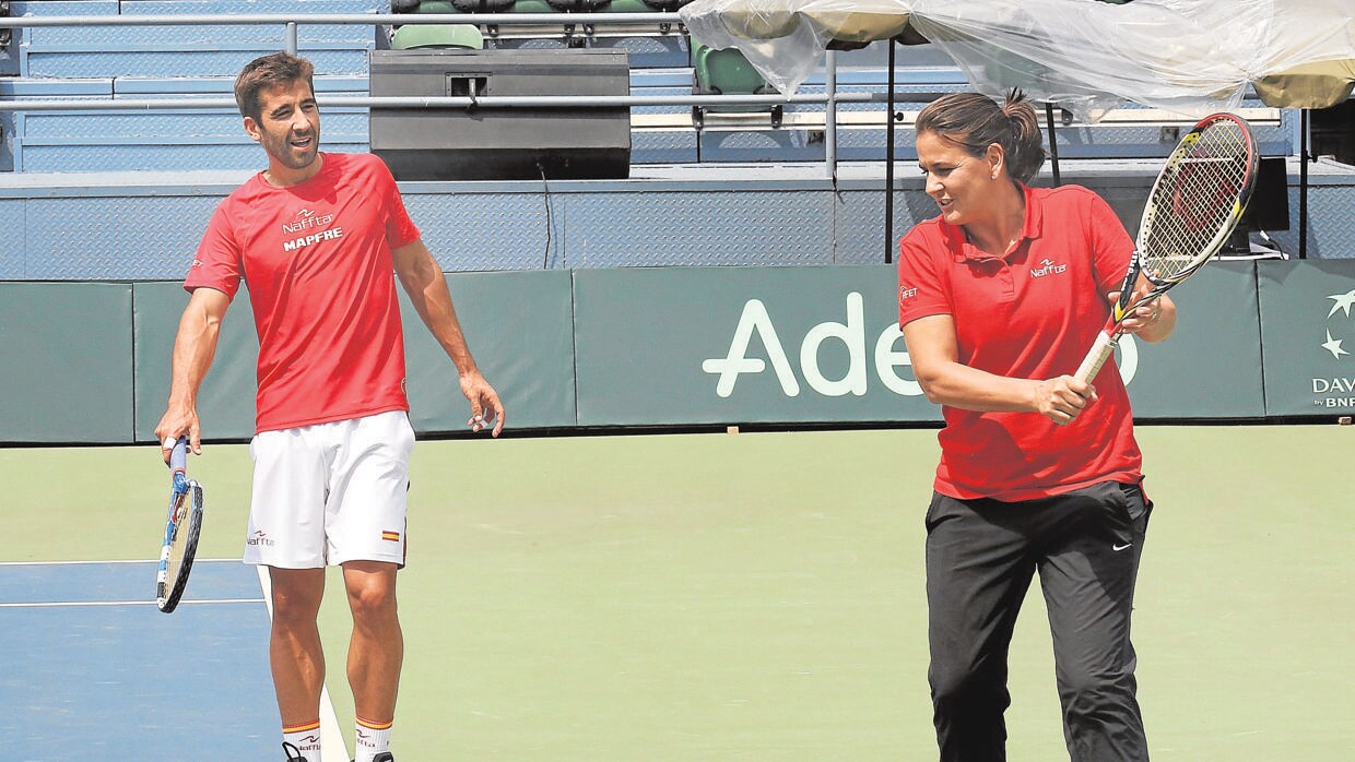 El tenista Marc López junto a Conchita Martínez en un entrenamiento de la Copa Davis